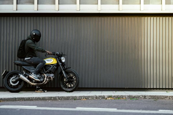 Comment choisir des équipements de protection contre le vent pour une moto de type touring ?